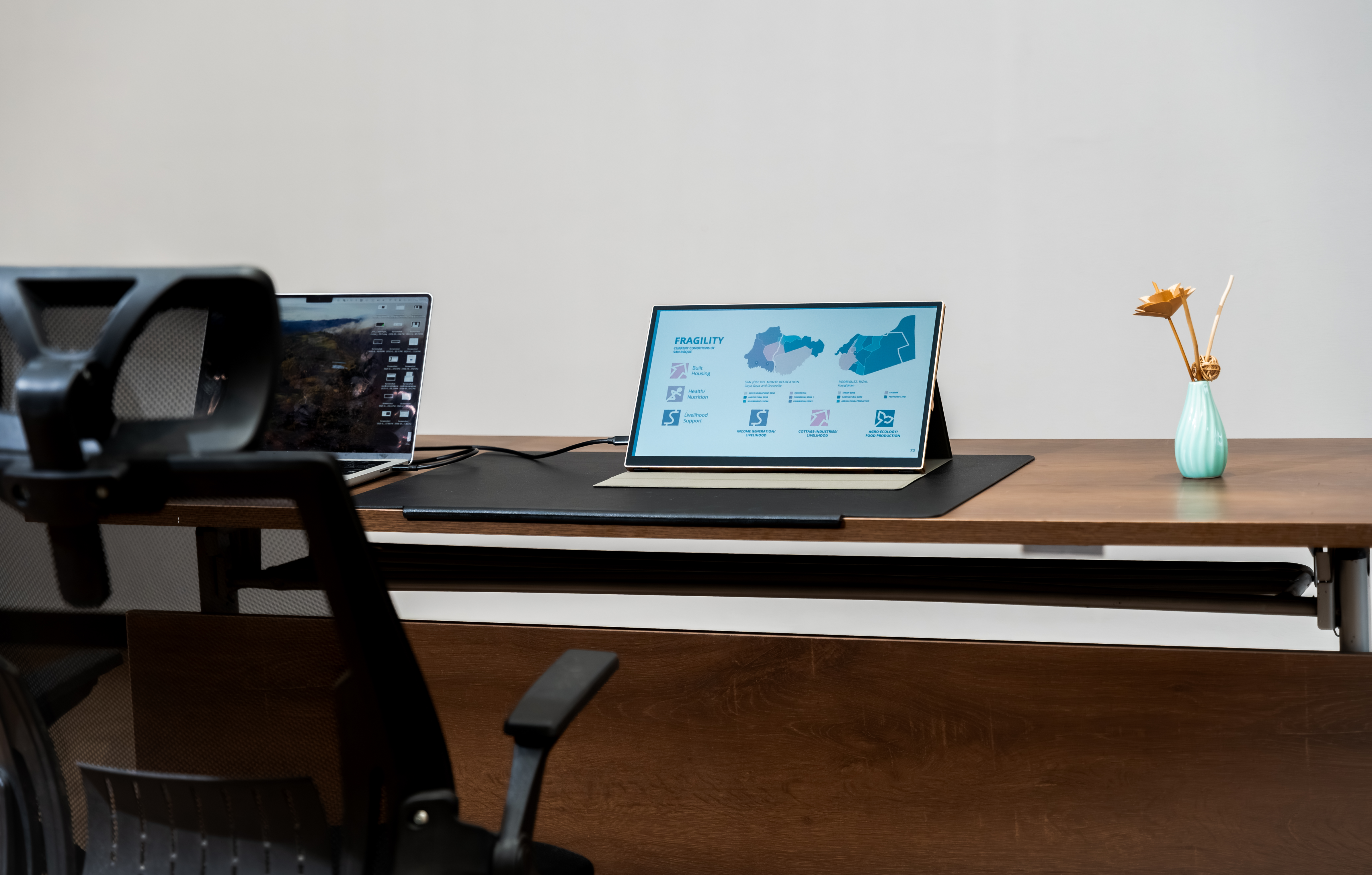 Radiant monitor on desk connected to laptop, mirroring screen with transflective LCD