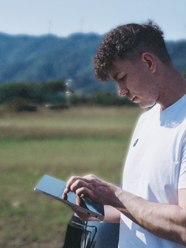 Man using Eazeye Radiant Monitor outdoors, highlighting its bright, glare-free display and portable design for easy viewing anywhere.