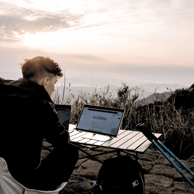Radiant Monitor: Portable Eye Protection Screen for Compact Workspace Setup - EazeyeComputer Monitor